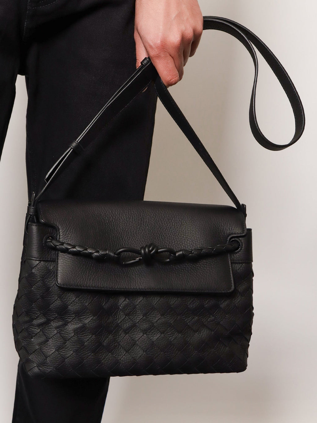 Andiamo leather shoulder bag with Intrecciato pattern 2