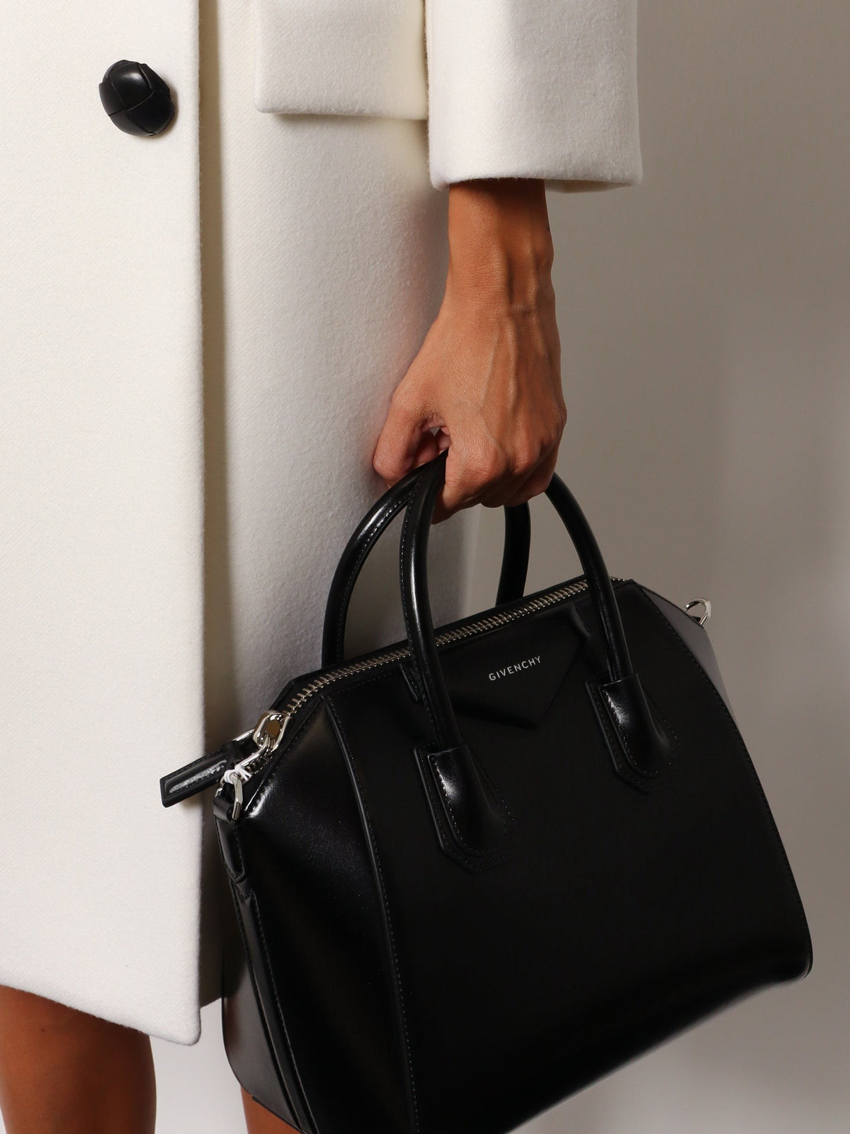 Antigona leather shoulder bag 2