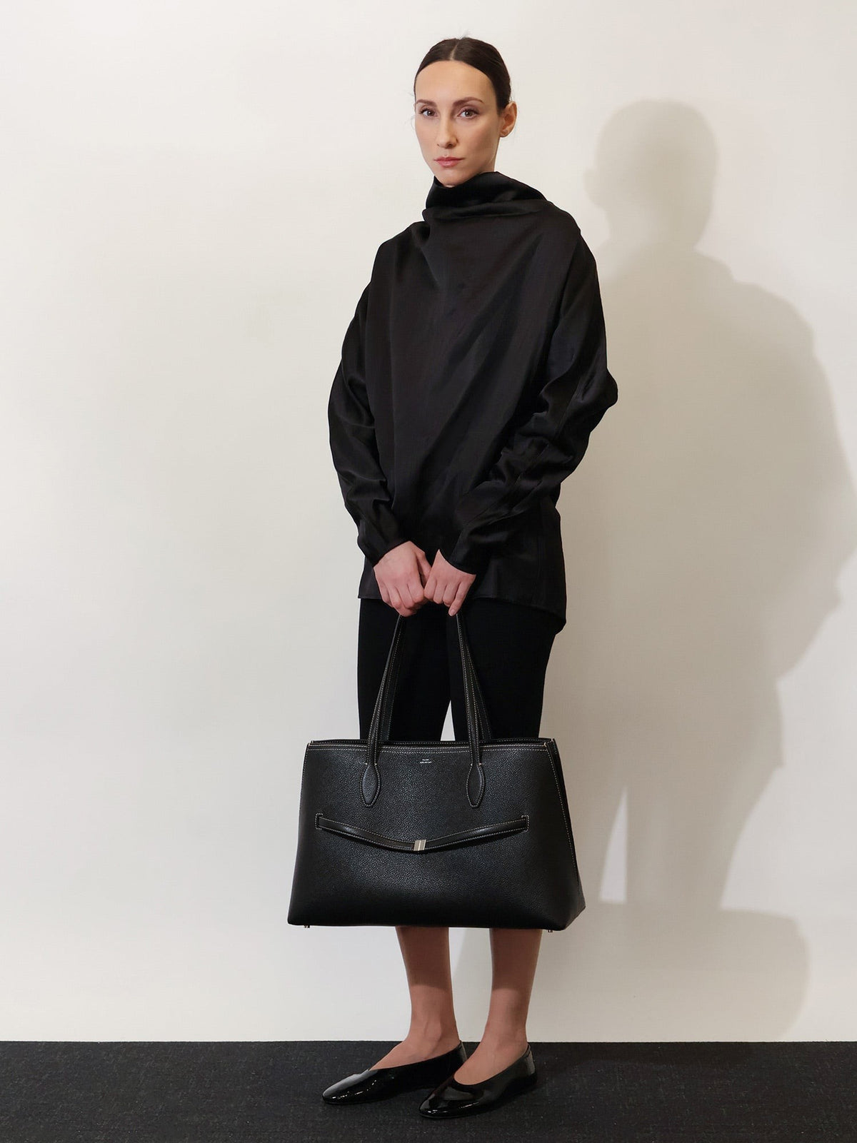 Leather shoulder bag with lettering logo on the front 2