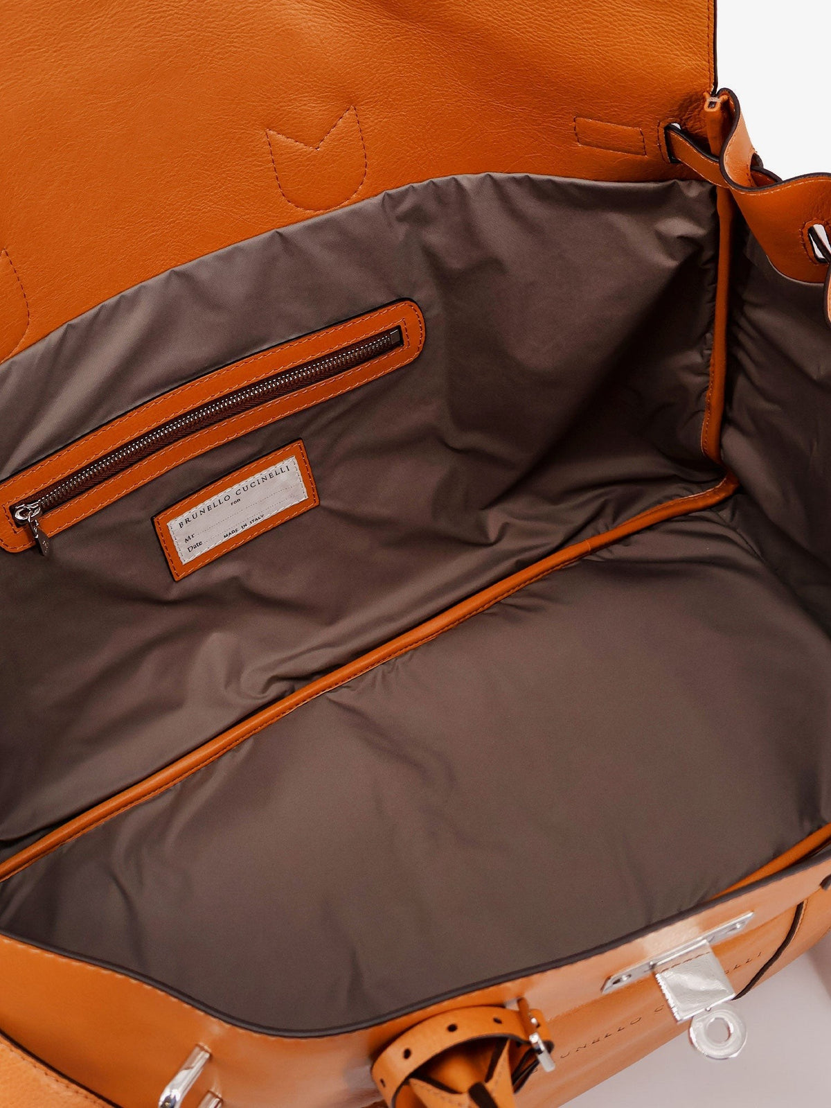 Leather travel bag with engraved logo on the front 4