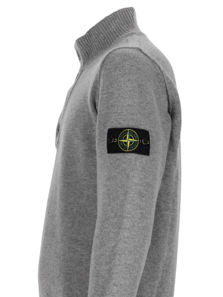 MAGLIA CON BOTTONI E PATCH LOGO 3