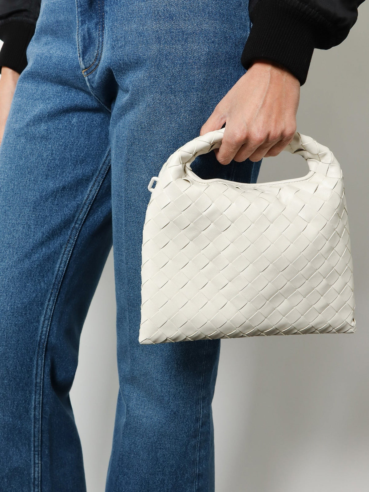 Mini Hop leather crossbody bag with Intrecciato pattern 2