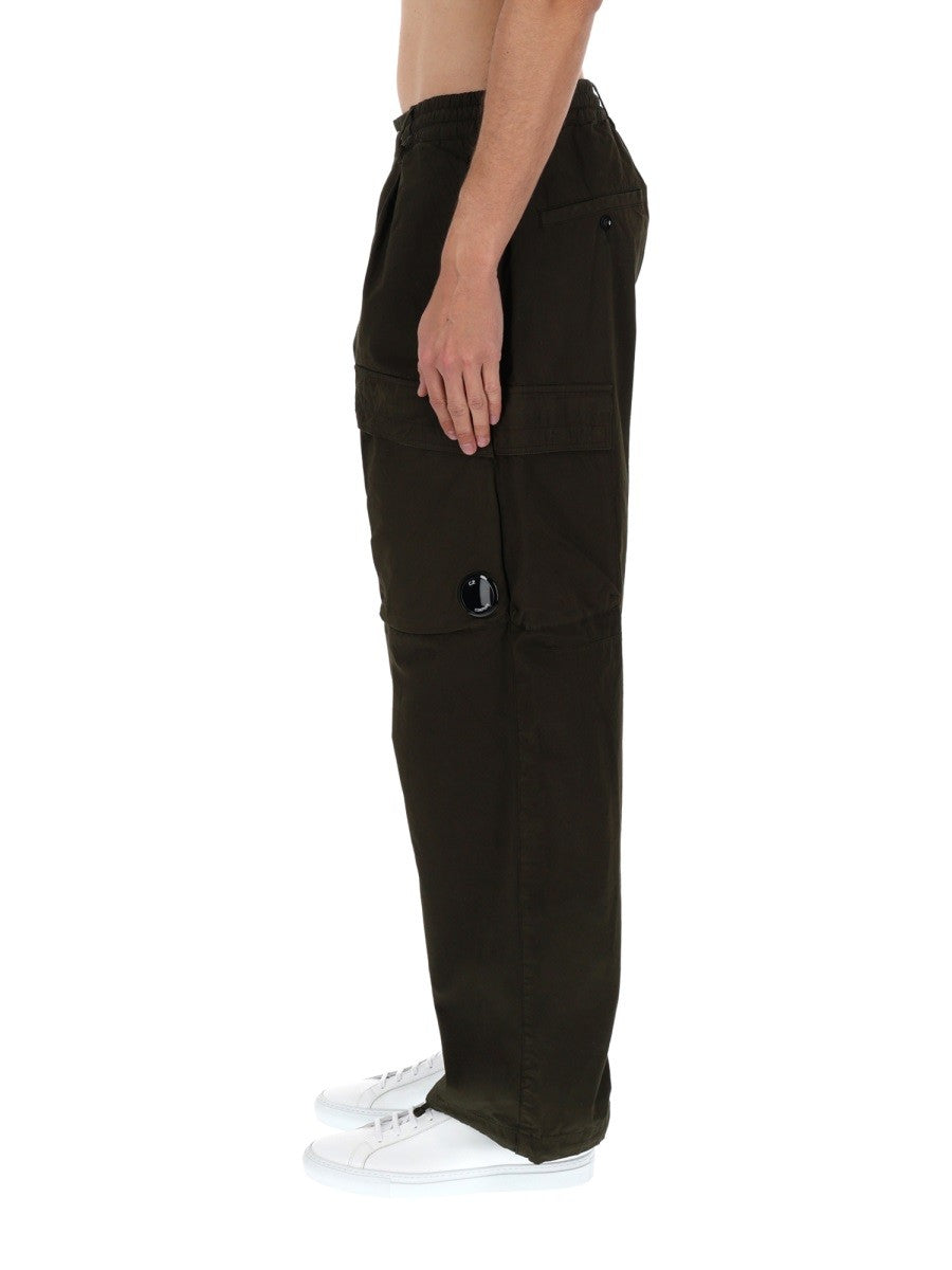 PANTALONE CARGO CON PATCH LOGO 4