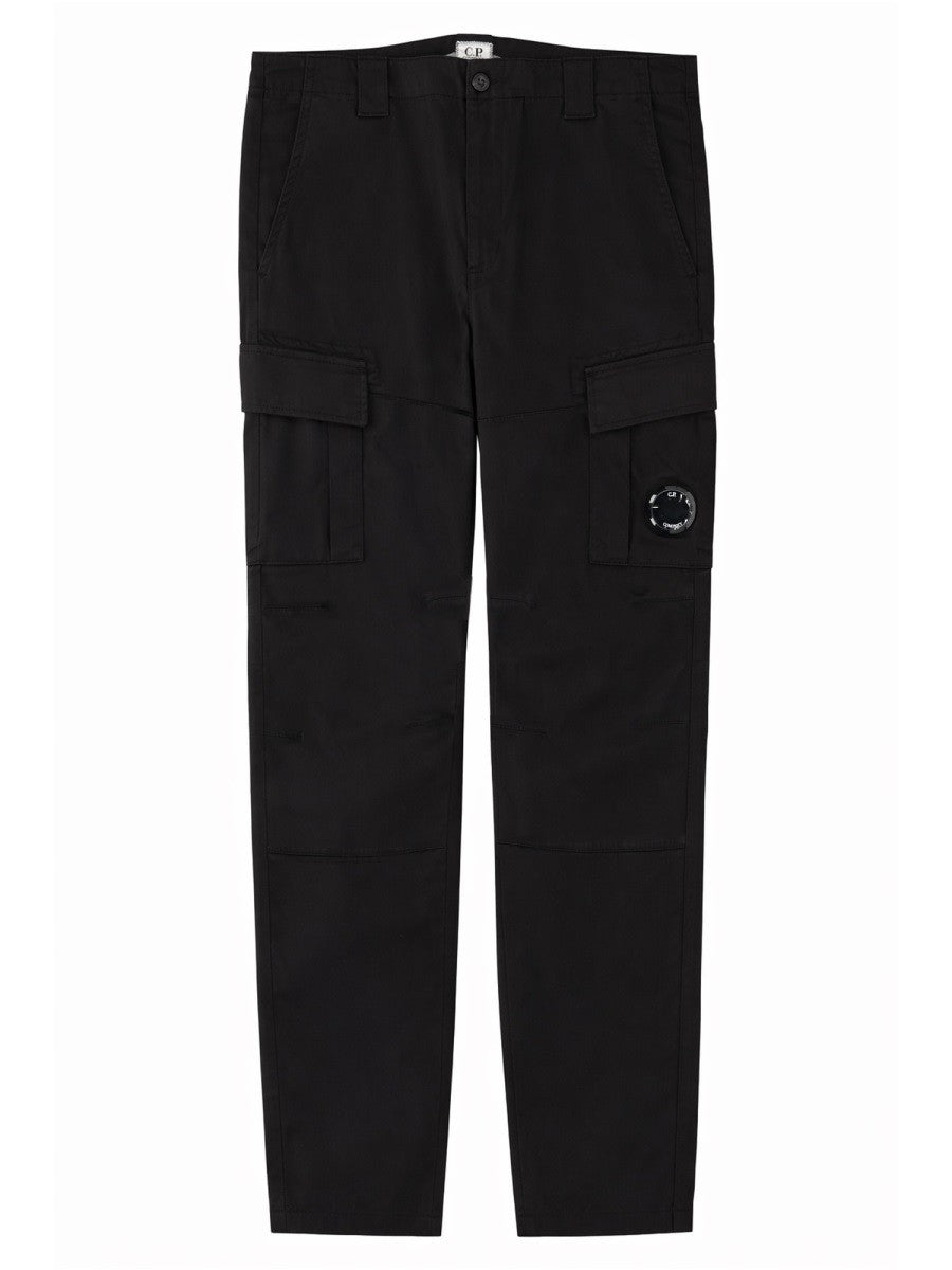 PANTALONE CARGO CON PATCH LOGO