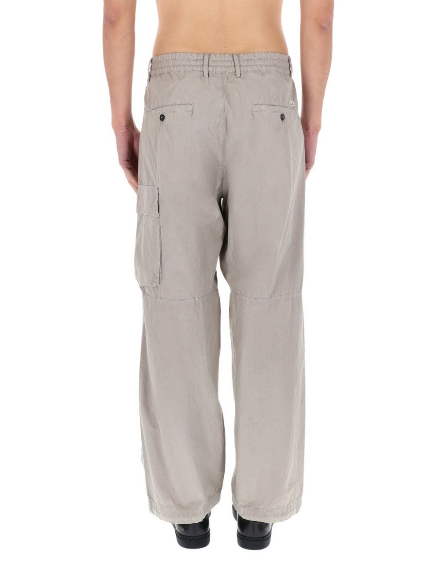 PANTALONE CARGO CON PATCH LOGO 4