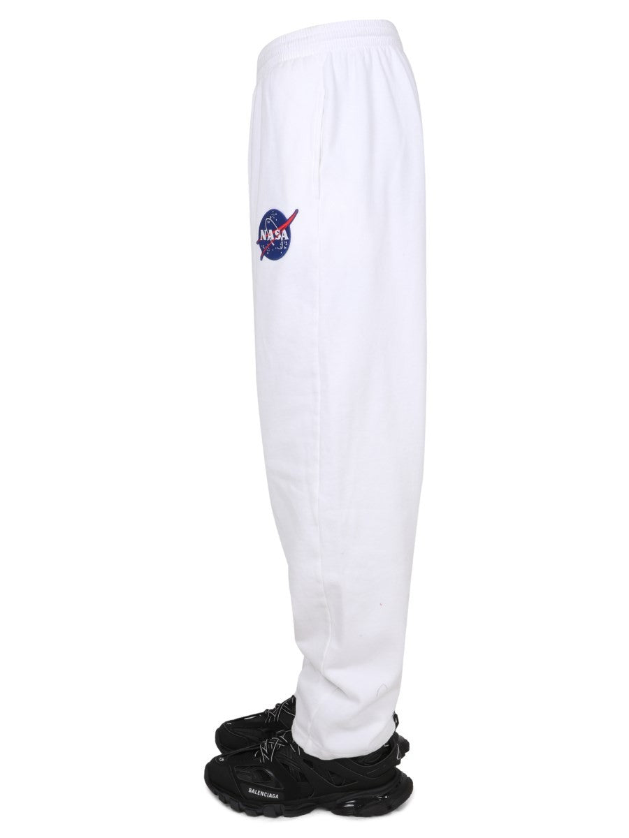 PANTALONE JOGGER CON PATCH 3