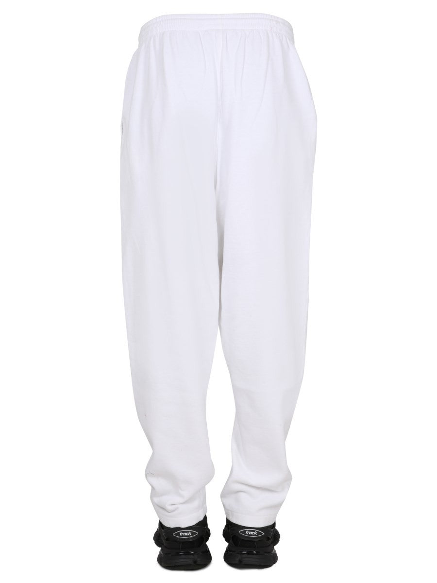 PANTALONE JOGGER CON PATCH 4