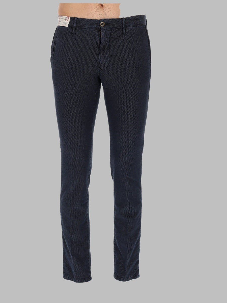 PANTALONE CON PATCH LOGO