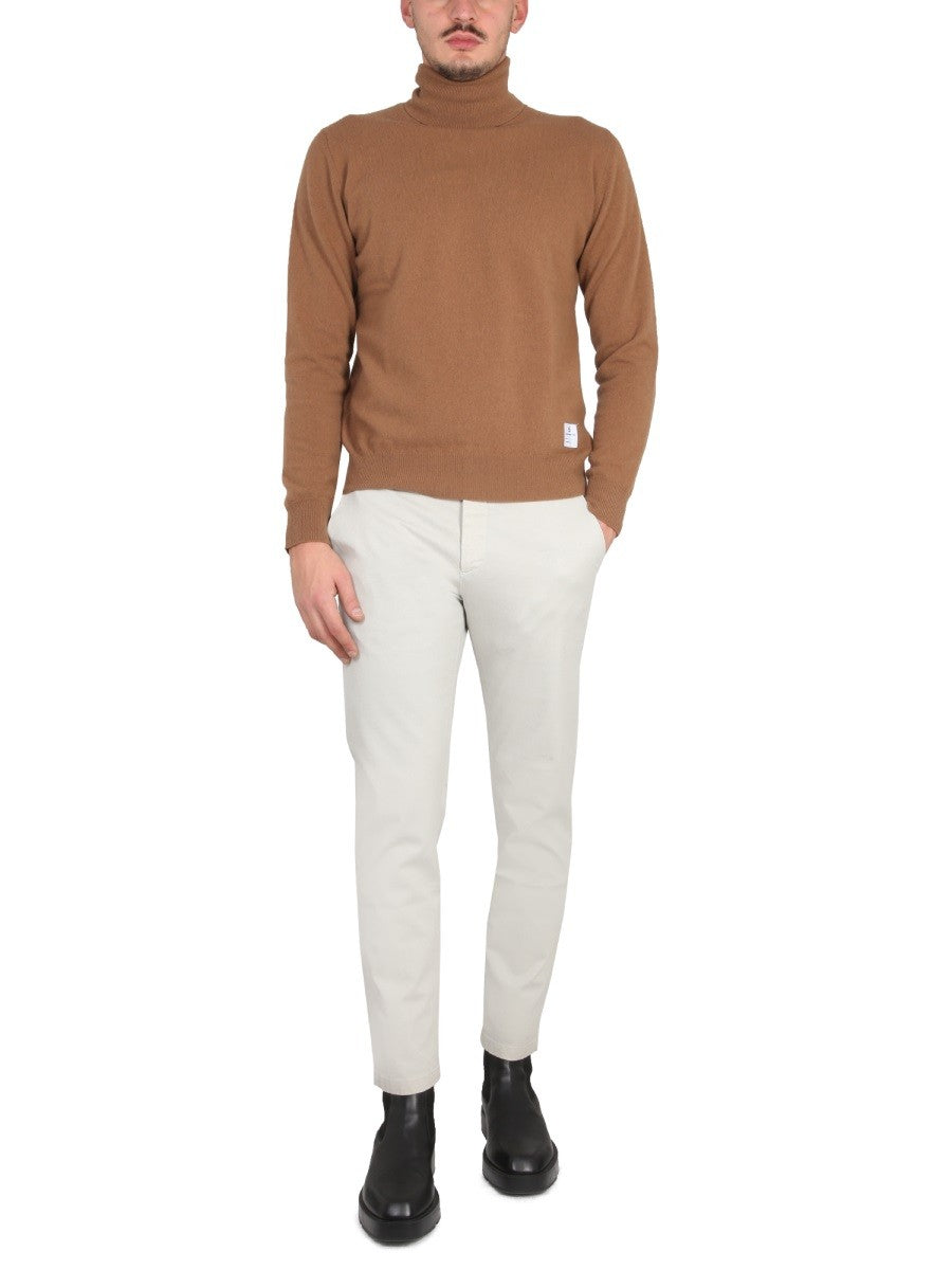 PANTS WITH LOGO PATCH 2