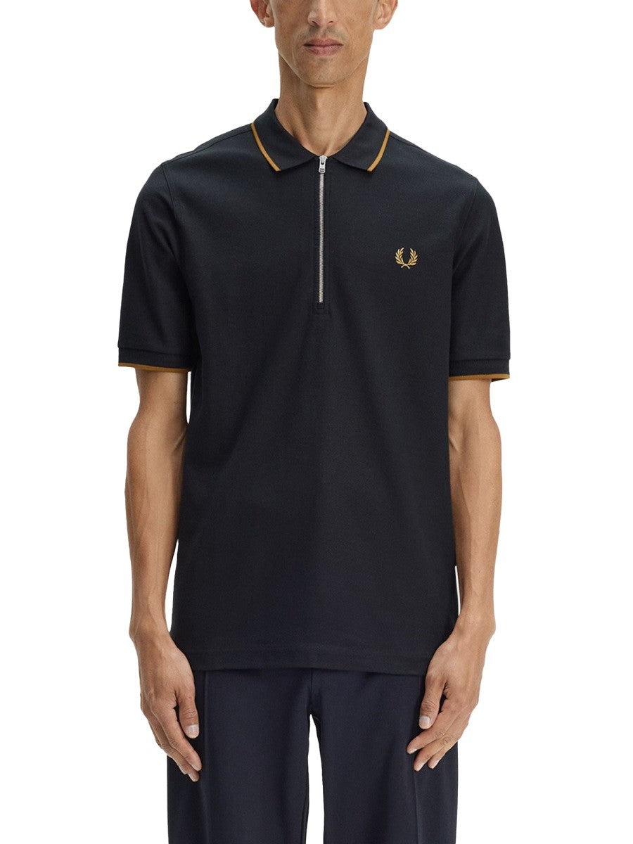POLO CON ZIP E LOGO 3