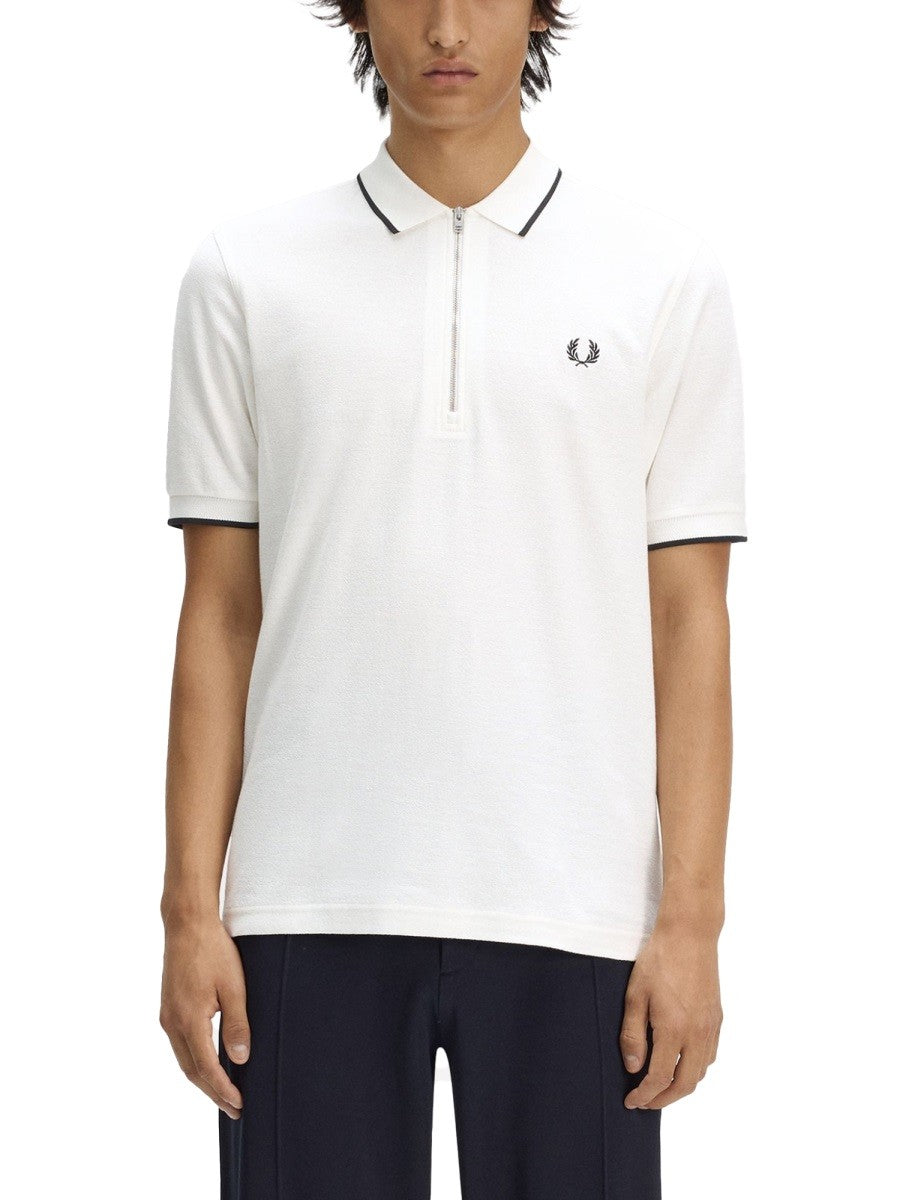 POLO CON ZIP E LOGO 3