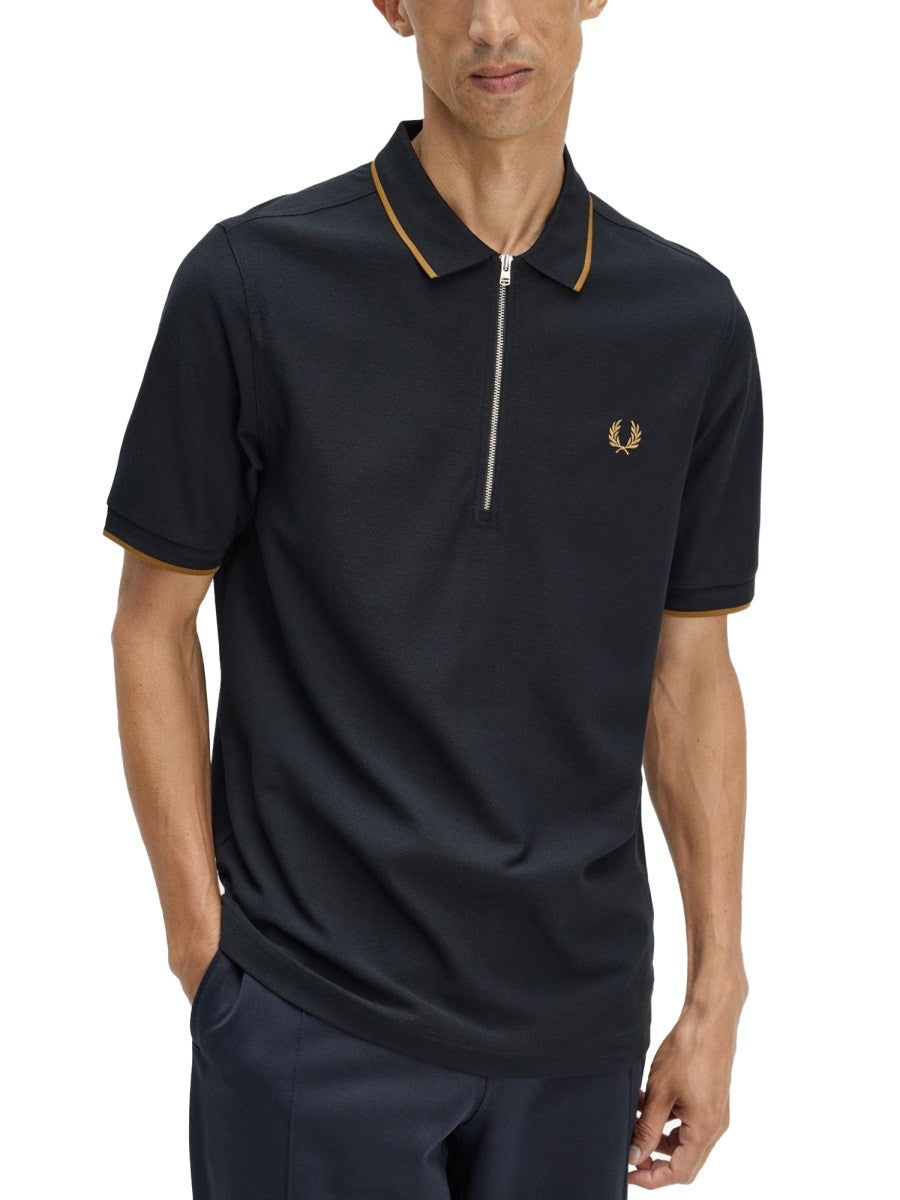 POLO CON ZIP E LOGO 4