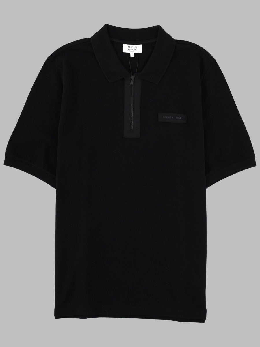 POLO CON ZIP E PATCH LOGO