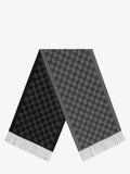 Sciarpa realizzata in jacquard di cashmere GG e impreziosita da finiture con frange.