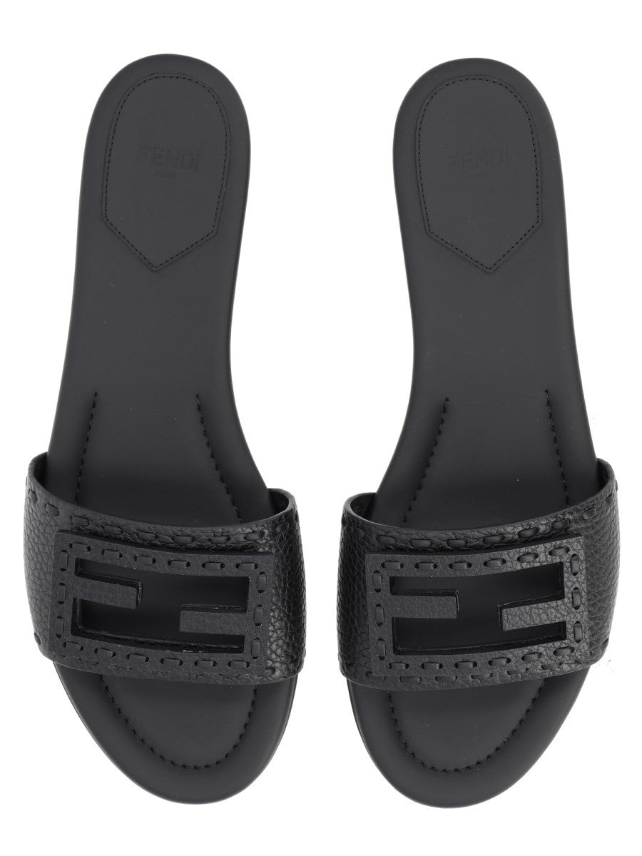 SLIDE "BAGUETTE" IN PELLE NERA 5